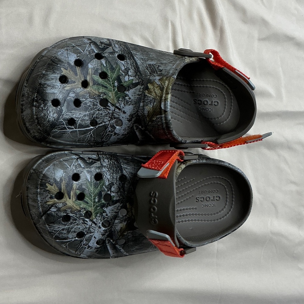 CROCS Men’s 5 Women’s 7 Camo All-terrain Crocs with adjustable strap